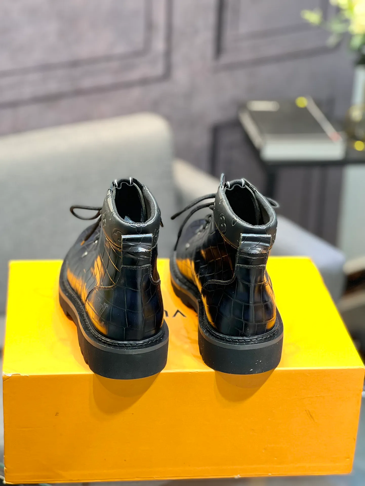 Men's shoes 💰900 L Home - the latest LV men's business casual boots, luxury and nobility are a must, all made of imported original first-layer cowhide, just to create a more comfortable wearing experience, ➕top imported water-dyed full cow lining, original high wear-resistant outsole! 👏👏 Size: Male 39-44; (38 45 46 customized)